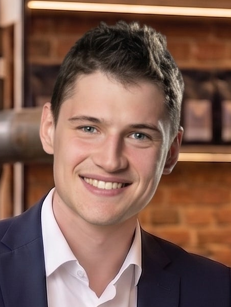 Dan v pracovní košili představuje sandály